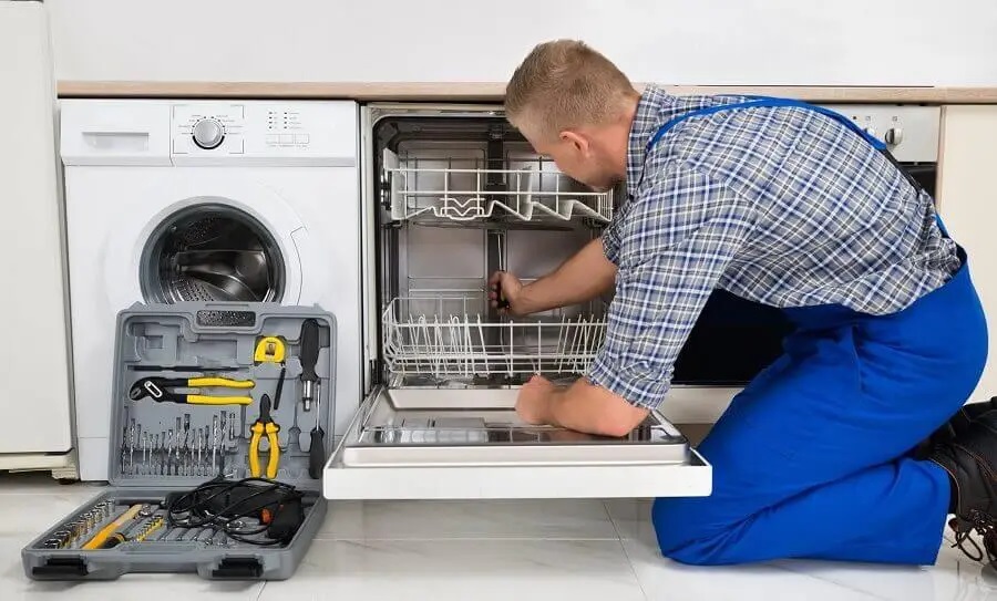 Pamukova Hotpoint servisi teknisyen ekibi beyaz eşya tamiri yaparken